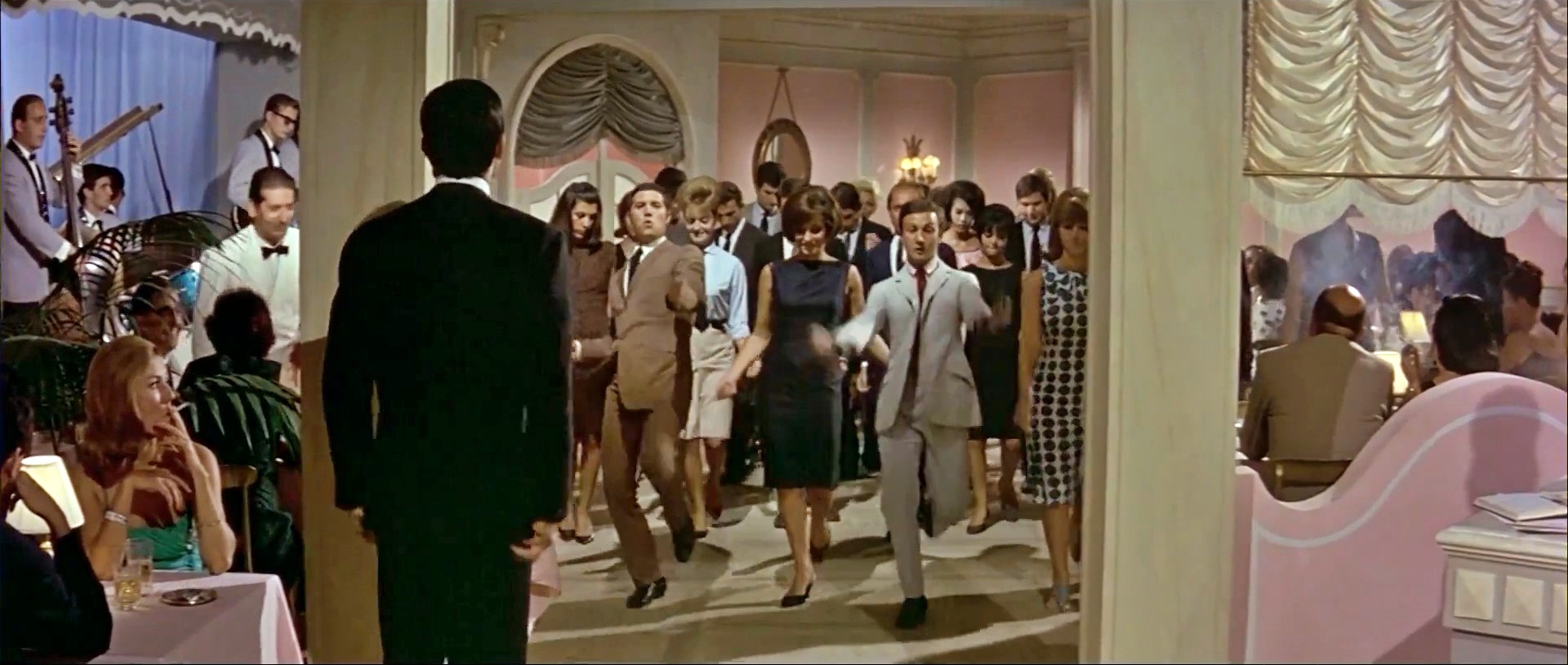 Le corniaud (1965) 1080p BluRay H264 DolbyD 5.1   nickarad3.jpg