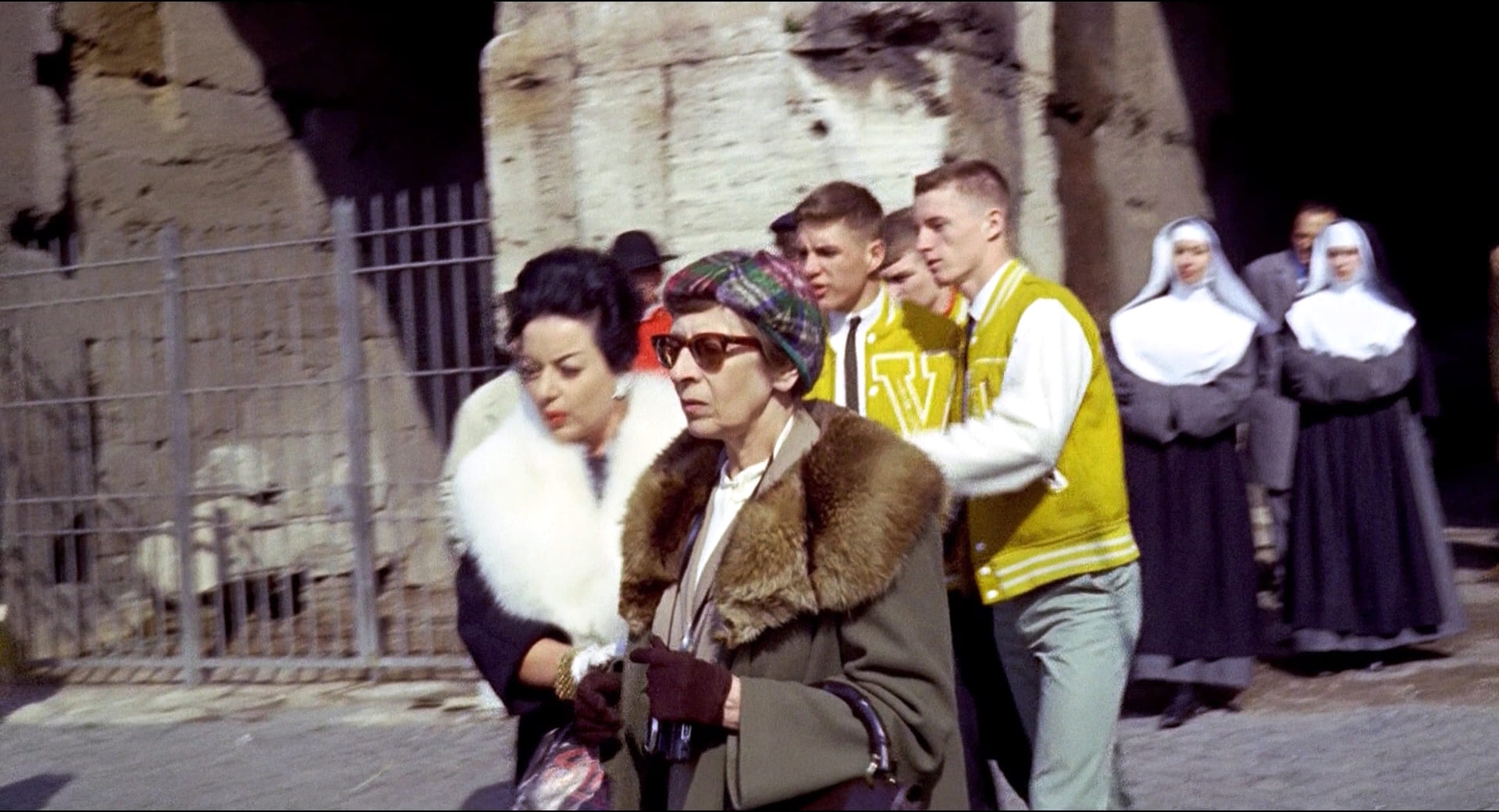 1965 _ Sette Uomini D'oro _ Donna All'esterno Del Colosseo _ Non Accreditato _ 01.jpg