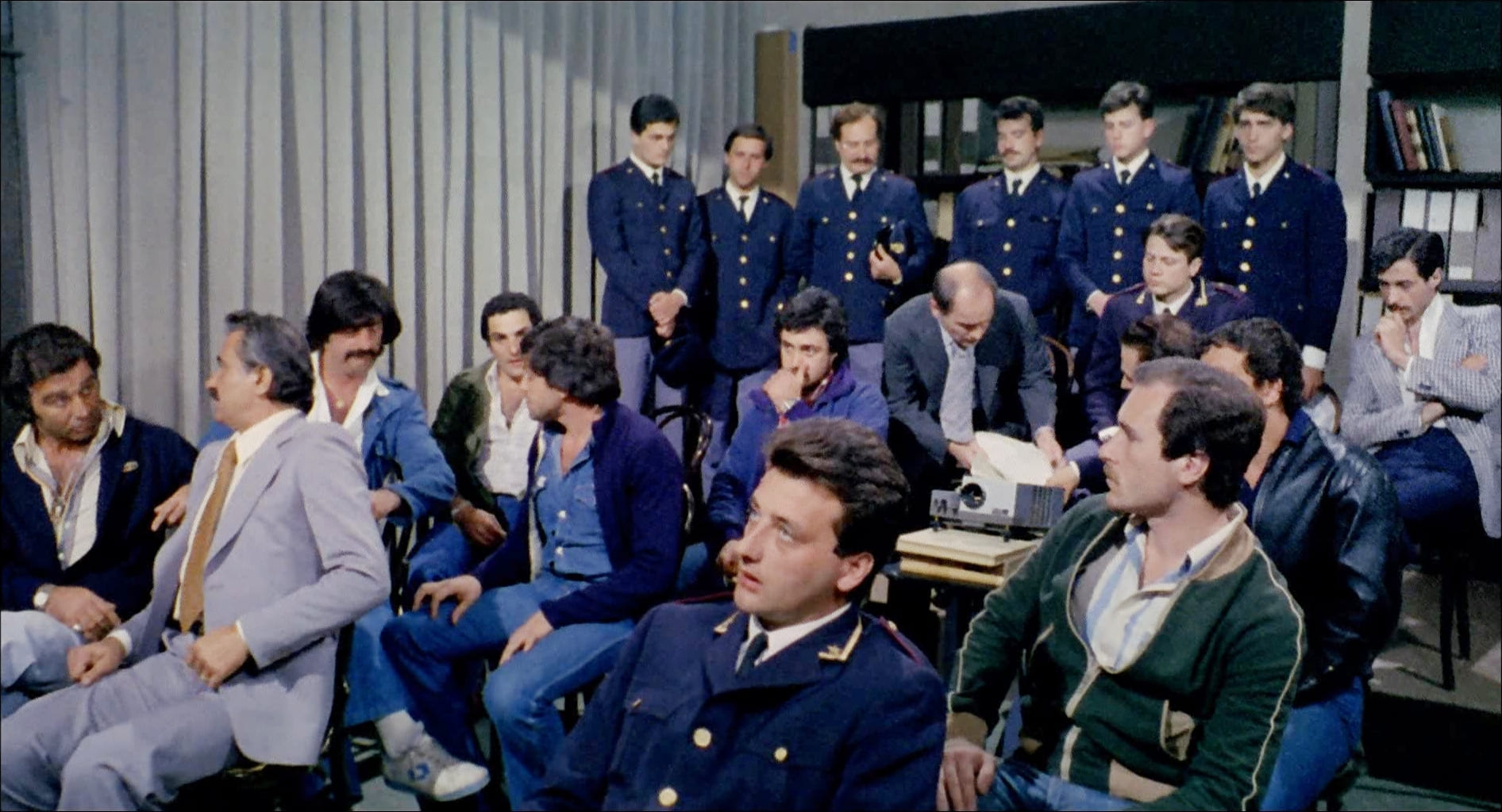 1977 _ La Polizia È Sconfitta _ Poliziotto In Sala Proiezione _ Non Accreditato _ 01.jpg