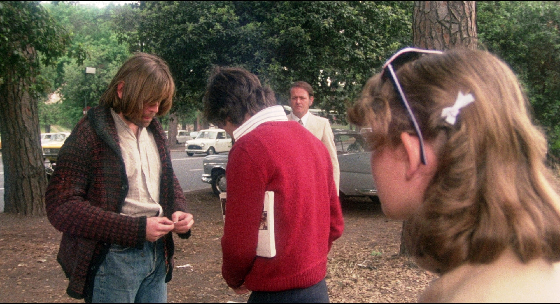 1977_ La Via Della Droga _ Padre Di Uno Studente Che Picchia Gillo Mentre Spaccia Droga Fuori Dalla Scuola _ Non Accreditato _ 01.jpg