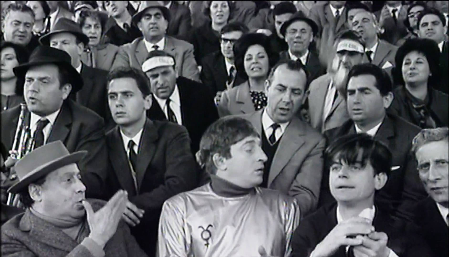 1964 _ I Marziani Hanno 12 Mani _ Spettatrice Alla Partita Di Calcio _ Non Accreditato _ 01.jpg