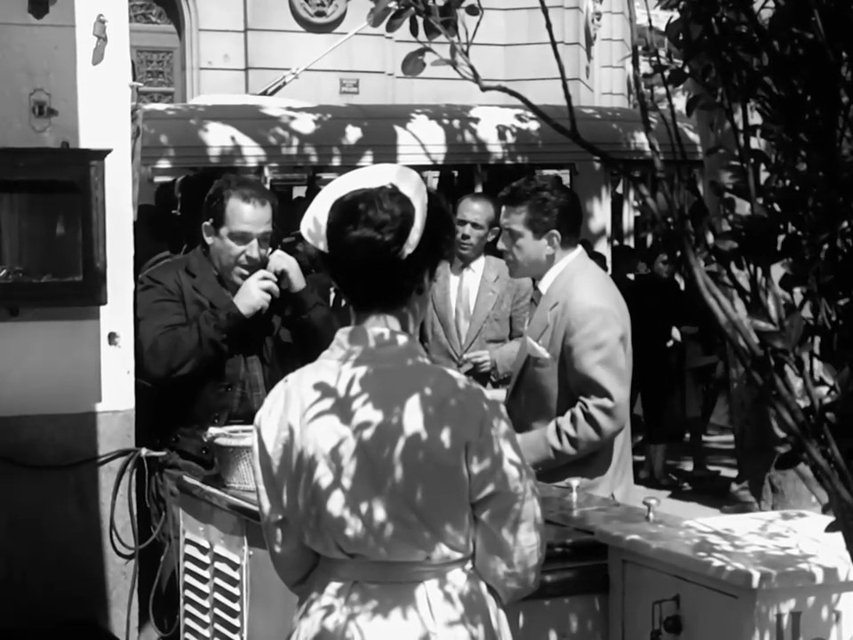 Manolo, guardia urbano (1956) - TokyVideo8.jpg