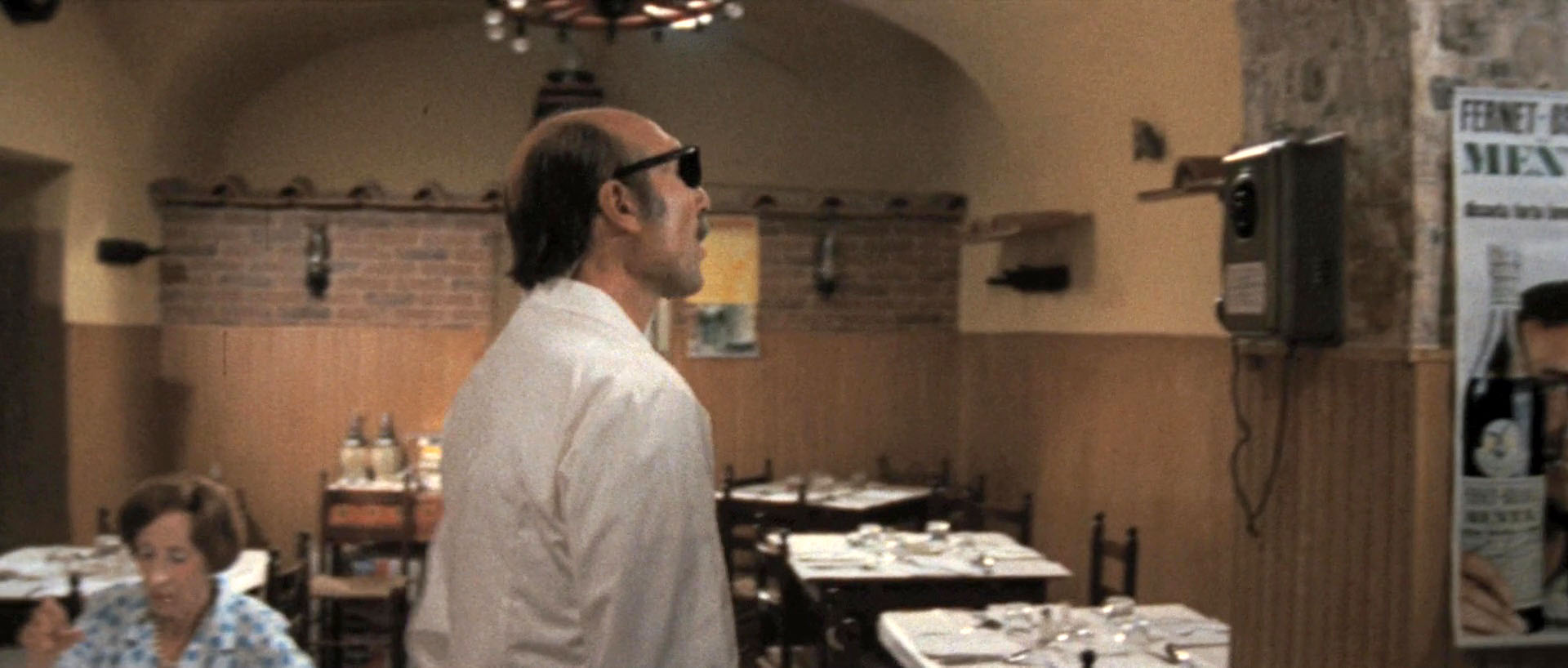4 mosche di velluto grigio (1971) UD Restaurant customer 2.jpg