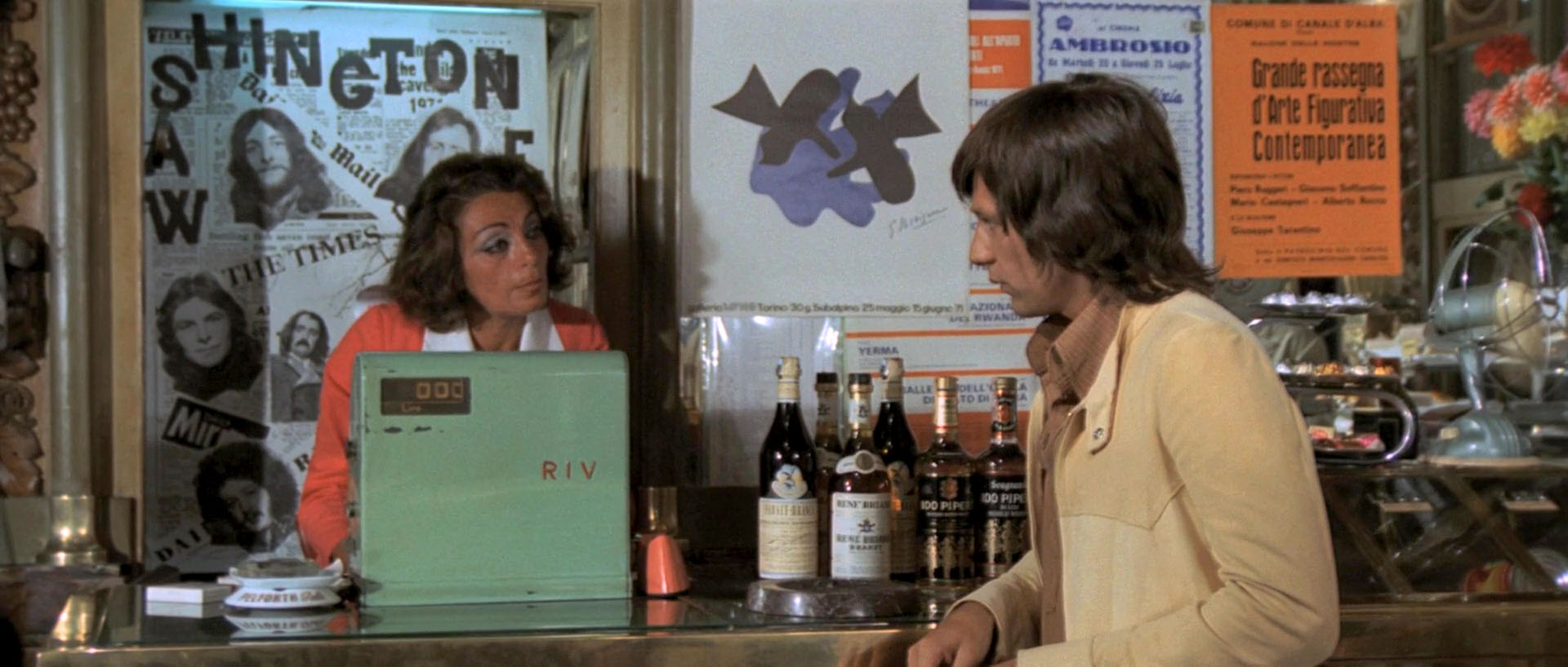 4 mosche di velluto grigio (1971) UD bartender 1.jpg