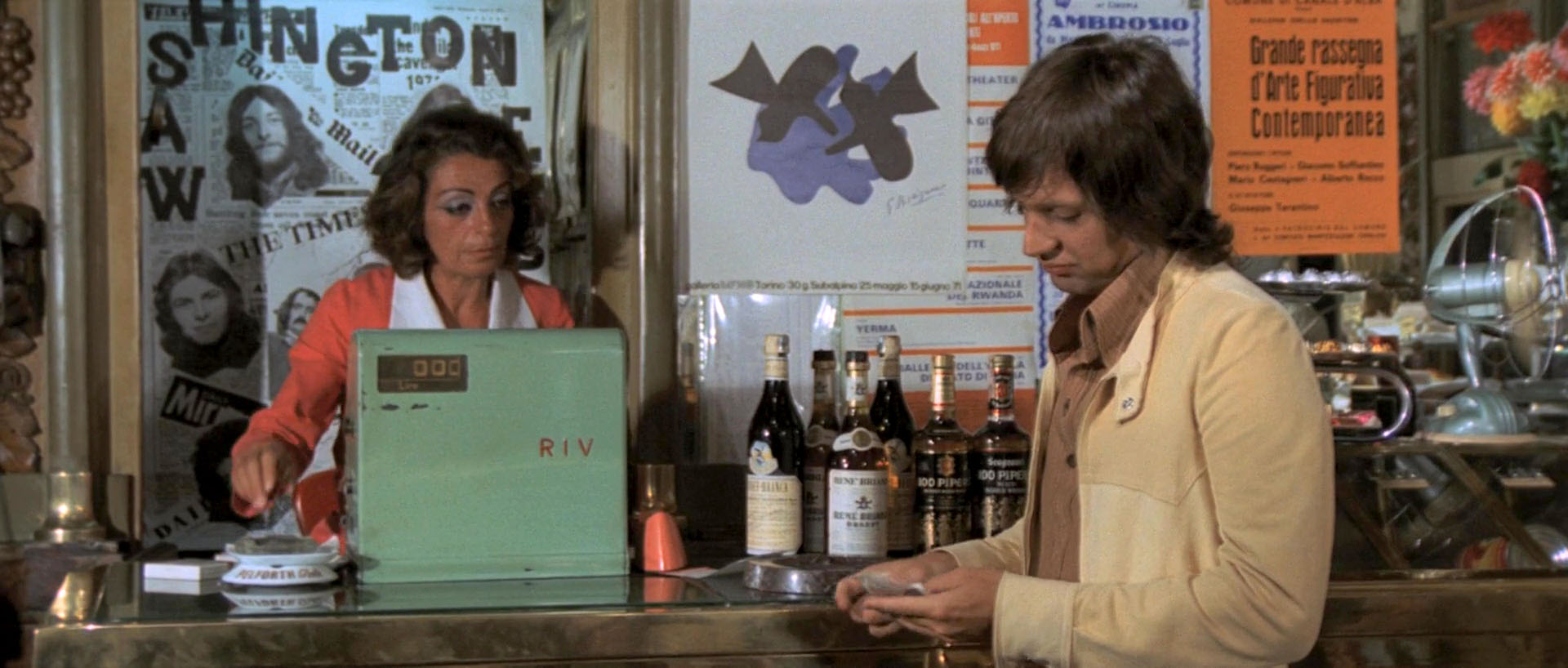 4 mosche di velluto grigio (1971) UD bartender 2.jpg