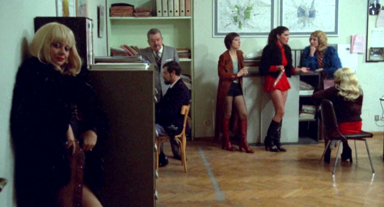 E tanta paura (1976) UD prostitutes 01.jpg