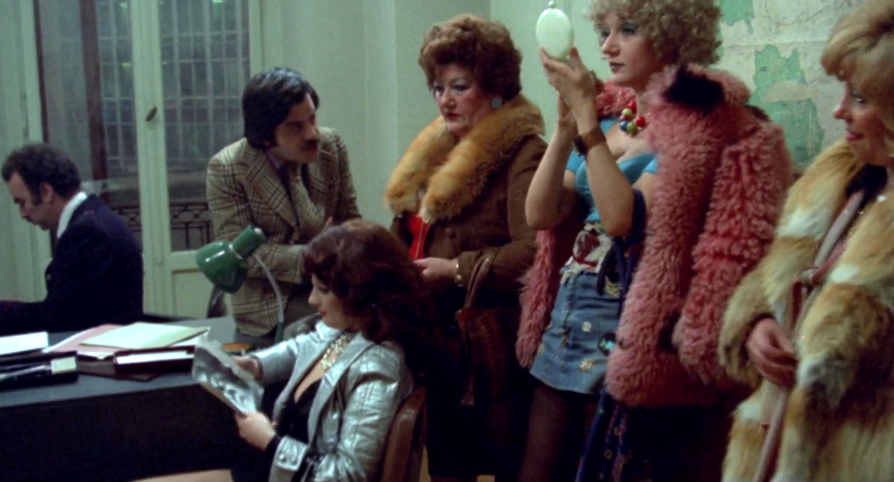 E tanta paura (1976) UD prostitutes 02.jpg