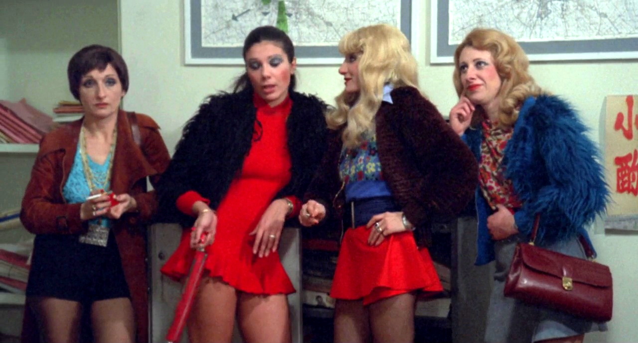 E tanta paura (1976) UD prostitutes 05.jpg